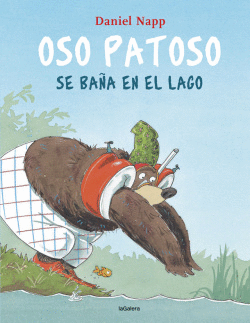 OSO PATOSO SE BA�A EN EL LAGO