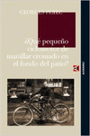 QUE PEQUEO CICLOMOTOR DE MANILLAR CROMADO EN EL FONDO DEL PATIO?